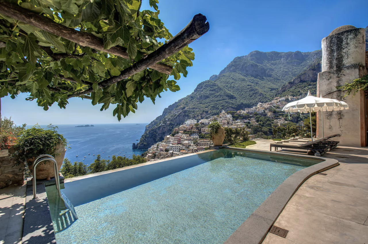 Zwembad op het dak met uitzicht van Villa San Giacomo bij de Amalfikust.